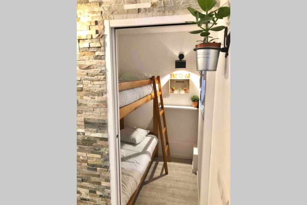 Grand Studio Cabine 30 M² Centre Ville, Refait A Neuf Pour Vous ! Climatise ลา กร็องเดอ-ม็อต ภายนอก รูปภาพ